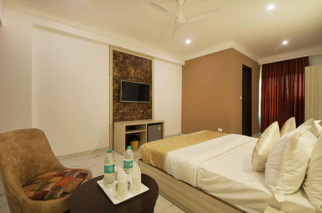 Almora - Near By Delhi International Airport - With Free Airport Pickup And Drop Hotel