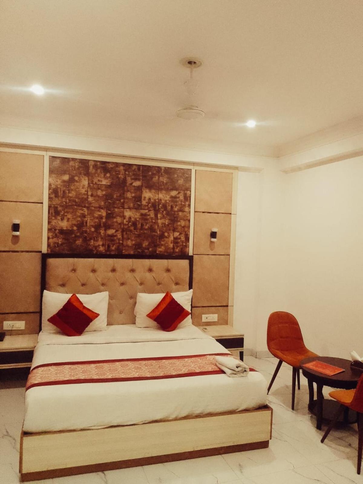 Hotel Almora - Near By Delhi International Airport - With Free Airport Pickup And Drop New Delhi